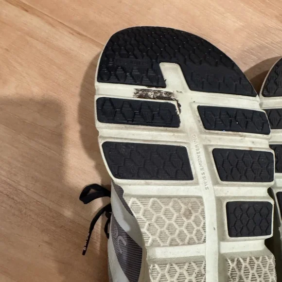 On Running Women’s Shoes Gently Used - Picture 5 of 5